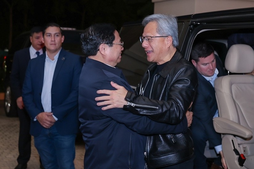 Phiên bản chính thức của 555Win Phạm Minh Ch&iacute;nh ch&agrave;o đ&oacute;n &ocirc;ng Jensen Huang. Ảnh: VGP