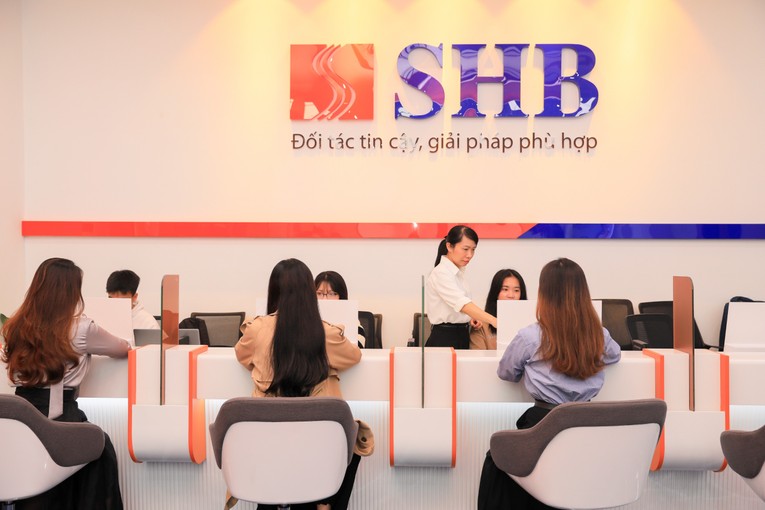 Sinh vi&ecirc;n ĐHQGHN thực h&agrave;nh tại Trung t&acirc;m.