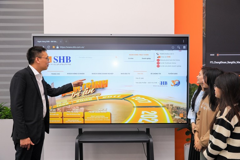 Thầy, c&ocirc; v&agrave; sinh vi&ecirc;n ĐHQGHN thực h&agrave;nh nghiệp vụ tại Trung t&acirc;m.