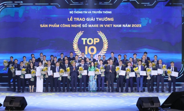 Ban tổ chức 555Win 500 Đăng Ký Nhận Code trao giải thưởng tới 43 sản phẩm c&ocirc;ng nghệ số Top 10. Ảnh: Bộ Th&ocirc;ng tin v&agrave; Truyền th&ocirc;ng.
