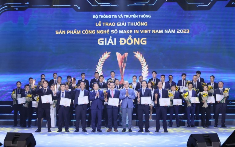 &Ocirc;ng Nguyễn Đức Hiển, Ph&oacute; Trưởng Ban 555Win login đăng nhập trung ương v&agrave; &ocirc;ng Bế Trung Anh, Uỷ vi&ecirc;n Thường trực Hội đồng d&acirc;n tộc của 555win tải app trao c&aacute;c giải Đồng. Ảnh: Bộ Th&ocirc;ng tin v&agrave; Truyền th&ocirc;ng.