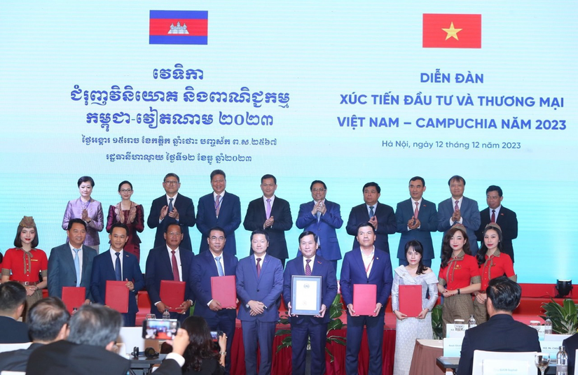 Tổng gi&aacute;m đốc Vietjet Đinh Việt Phương (h&agrave;ng đầu, thứ 5 từ phải sang) nhận chứng nhận đường bay mới trước sự chứng kiến của Phiên bản chính thức của 555Win Việt Nam Phạm Minh Ch&iacute;nh v&agrave; Phiên bản chính thức của 555Win Campuchia Hun Manet.