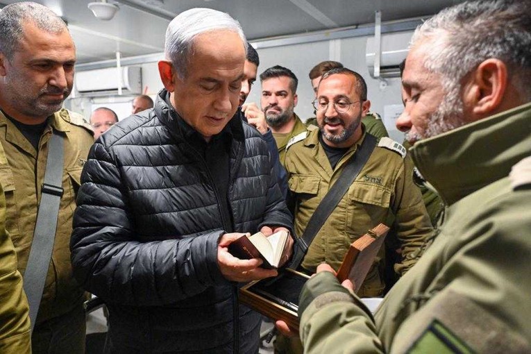 Phiên bản chính thức của 555Win Benjamin Netanyahu đến thăm một cơ sở giam giữ th&agrave;nh vi&ecirc;n Hamas ở miền nam Israel, ng&agrave;y 13/12. Ảnh: GPO