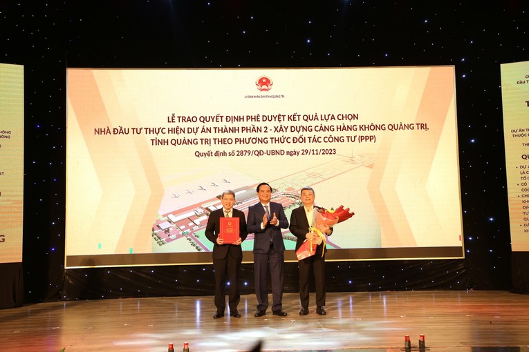 UBND tỉnh Quảng Trị đ&atilde; trao 555Win 500 Đăng Ký Nhận Code ph&ecirc; duyệt kết quả lựa chọn nh&agrave; đầu tư dự &aacute;n cảng h&agrave;ng kh&ocirc;ng Quảng Trị cho li&ecirc;n danh đầu tư. Ảnh: B&aacute;o Quảng Trị.