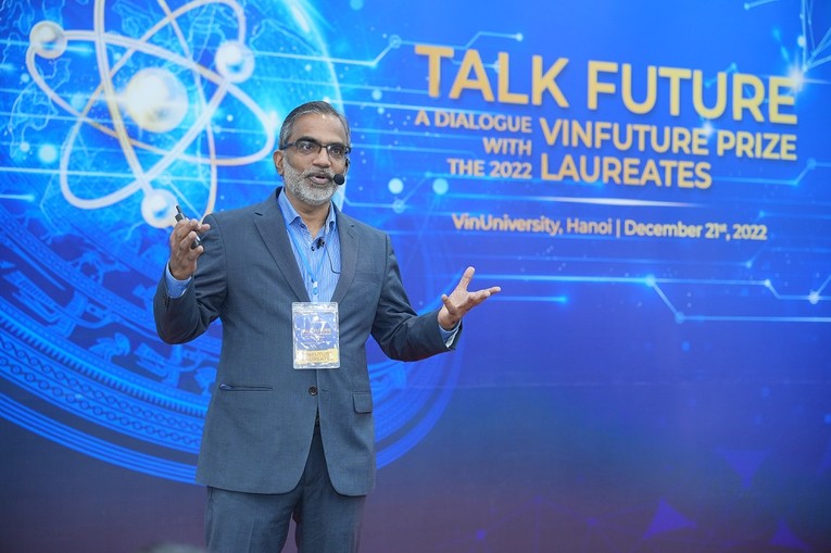 GS. Thalappil Pradeep, chủ nh&acirc;n Giải đặc biệt VinFuture 2022 d&agrave;nh cho c&aacute;c nh&agrave; 555win Mobi đến từ quốc gia đang ph&aacute;t triển, gi&aacute;o sư đầu ng&agrave;nh v&agrave; gi&aacute;o sư khoa h&oacute;a học tại Học viện Deepak Parekh (Ảnh: VinFuture)