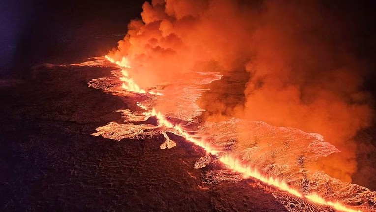 B&aacute;n đảo Reykjanes ghi nhận nhiều vụ phun tr&agrave;o c&ugrave;ng với c&aacute;c hoạt động địa chất dữ dội trong những năm gần đ&acirc;y. Ảnh: Reuters
