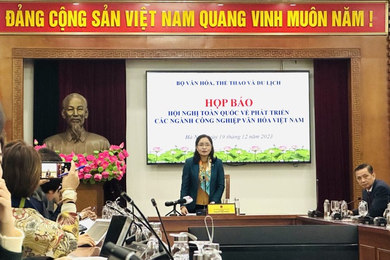 Thứ trưởng Bộ VHTT&amp;amp;amp;amp;DL Trịnh Thị Thủy chủ tr&igrave; họp b&aacute;o. Ảnh: VGP