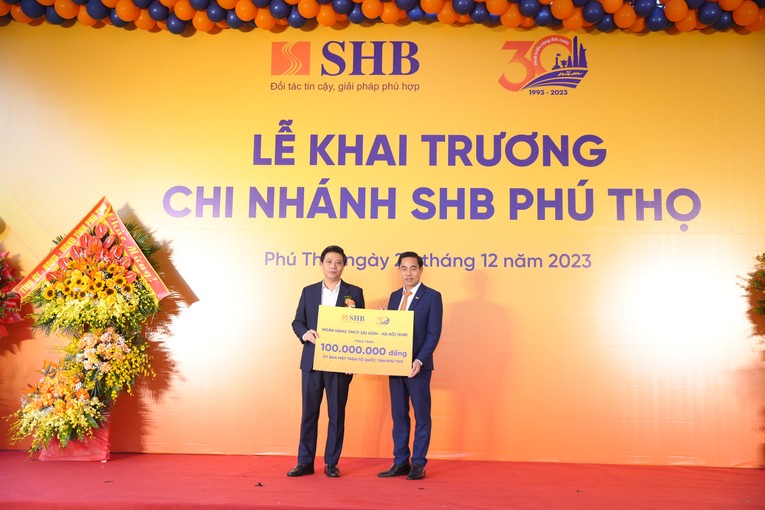 Gi&aacute;m đốc SHB Ph&uacute; Thọ đ&atilde; đại diện ng&acirc;n h&agrave;ng trao tặng 100 triệu đồng cho Ủy ban Mặt trận Tổ quốc tỉnh Ph&uacute; Thọ.