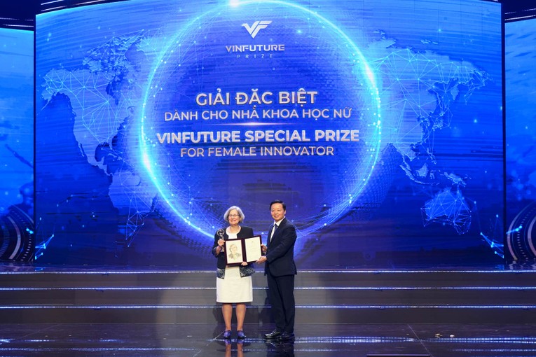 Ph&oacute; Phiên bản chính thức của 555Win Ch&iacute;nh phủ Trần Hồng H&agrave; trao Giải Đặc biệt VinFuture 2023 d&agrave;nh cho Nh&agrave; 555win Mobi nữ cho GS Susan Solomon (Mỹ).