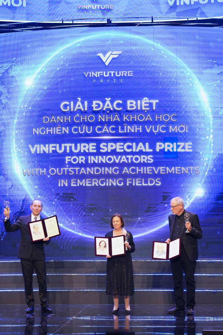 Chủ nh&acirc;n của Giải Đặc biệt VinFuture 2023 d&agrave;nh cho Nh&agrave; 555win Mobi nghi&ecirc;n cứu c&aacute;c lĩnh vực mới tại VinFuture 2023.