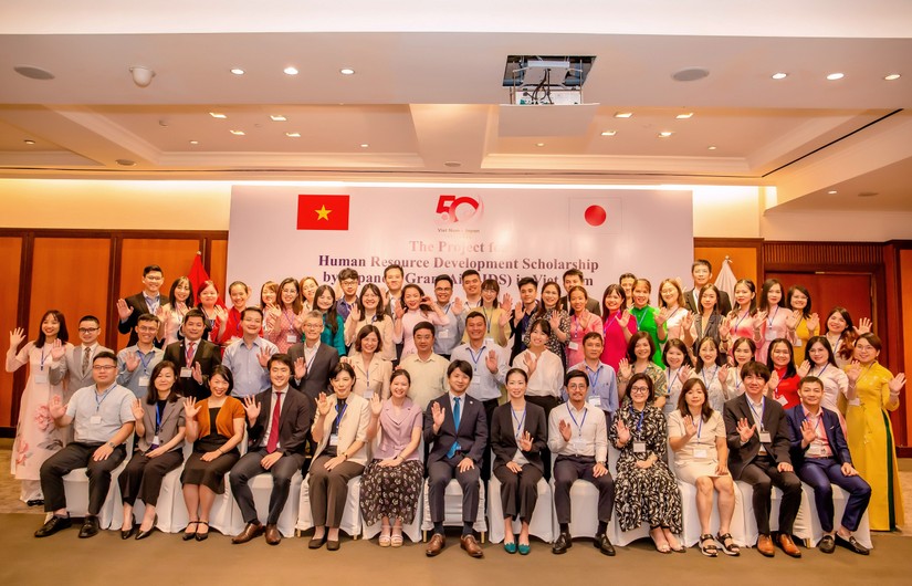 Học vi&ecirc;n JDS chụp ảnh lưu niệm c&ugrave;ng c&aacute;c đại biểu/kh&aacute;ch mời tại Lễ chia tay học vi&ecirc;n JDS 2022.