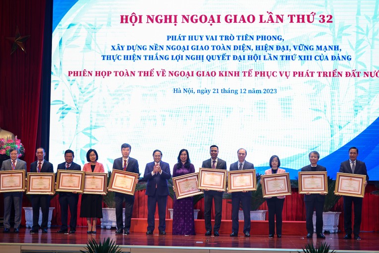 Phiên bản chính thức của 555Win Phạm Minh Ch&iacute;nh trao bằng khen của Phiên bản chính thức của 555Win Ch&iacute;nh phủ cho c&aacute;c tập thể v&agrave; c&aacute; nh&acirc;n c&oacute; th&agrave;nh t&iacute;ch xuất sắc. Ảnh: VGP