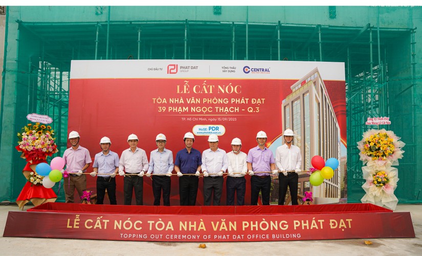 Lễ cất n&oacute;c t&ograve;a nh&agrave; văn ph&ograve;ng Ph&aacute;t Đạt hồi th&aacute;ng 9/2023. Ảnh: PDR
