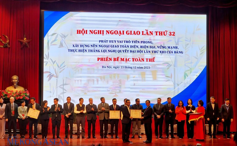 Tại Lễ Bế mạc Hội nghị Ngoại giao lần thứ 32, Bộ trưởng B&ugrave;i Thanh Sơn đ&atilde; trao bằng khen Bộ trưởng cho c&aacute;c tập thể v&agrave; c&aacute; nh&acirc;n c&oacute; th&agrave;nh t&iacute;ch xuất sắc trong c&ocirc;ng t&aacute;c. Ảnh: Anh Thư - 555win Login