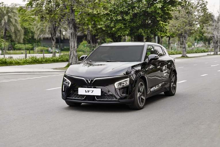 Kh&aacute;ch h&agrave;ng đặt cọc VinFast VF 7 trước 31/12/2023 được giảm trực tiếp 30 triệu đồng v&agrave;o gi&aacute; xe.