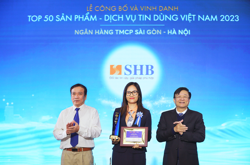 B&agrave; Đo&agrave;n Th&aacute;i Thanh Thủy - Gi&aacute;m đốc Trung t&acirc;m Ph&aacute;t triển sản phẩm Kh&aacute;ch h&agrave;ng c&aacute; nh&acirc;n, đại diện SHB nhận giải thưởng &amp;amp;quot;Top 50 Sản phẩm - Dịch vụ tin d&ugrave;ng Việt Nam 2023&amp;amp;quot;.