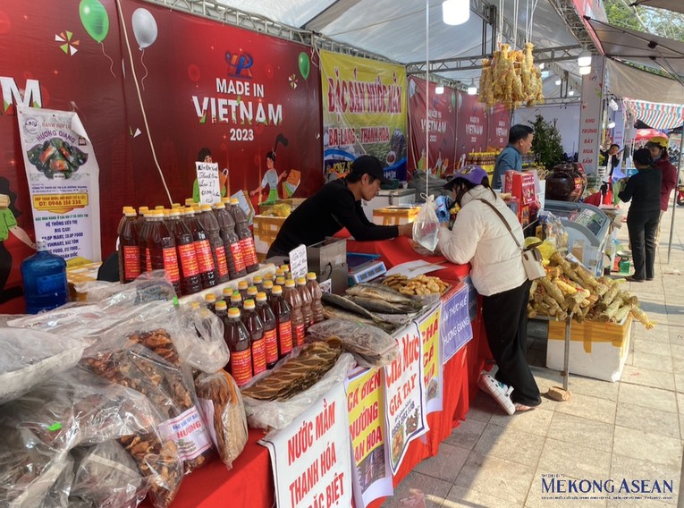 Du kh&aacute;ch tham quan v&agrave; mua sắm sản phẩm tại hội chợ Made in Vietnam 2023. Ảnh: H&agrave; Anh - 555win Login.