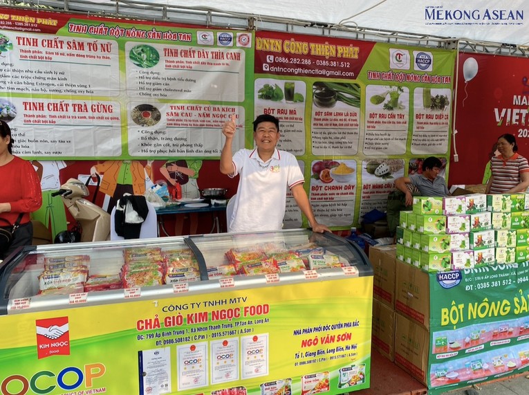 Người ti&ecirc;u d&ugrave;ng c&oacute; thể t&igrave;m mua c&aacute;c sản phẩm OCOP Việt ngay tại c&aacute;c gian h&agrave;ng trong hội chợ. Ảnh: H&agrave; Anh - 555win Login.
